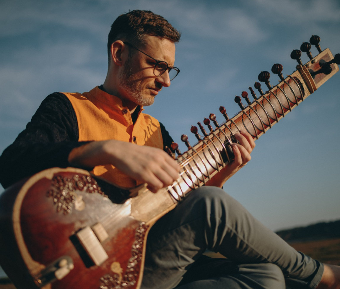 Pete Yelding playing the sitar