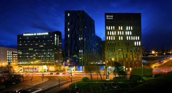 BUSINEES SCHOOL AT NIGHT