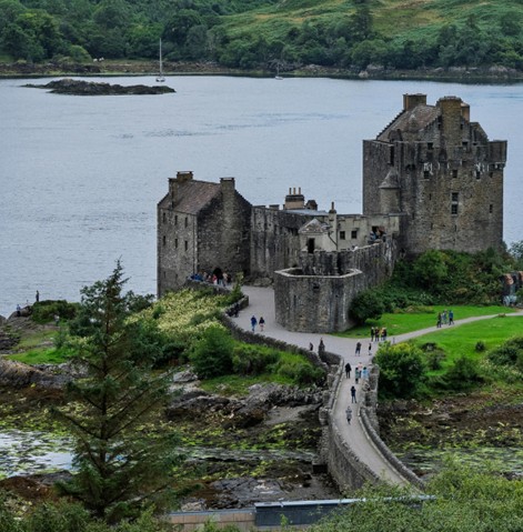 Distant photo of Eilean Donan overlook the loch