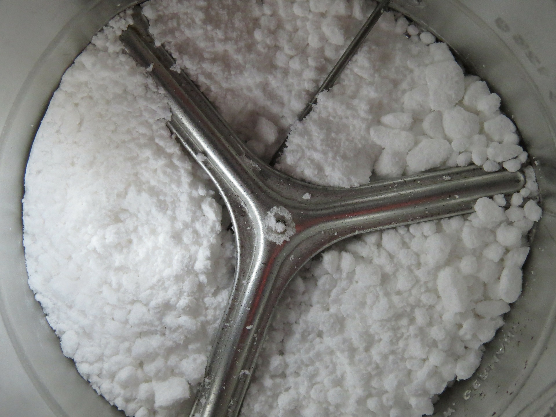caking of powdered material
