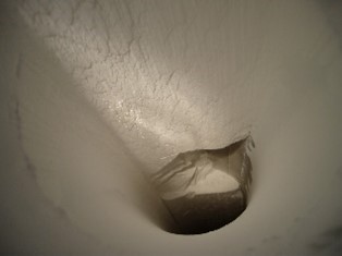 caking of powdered material