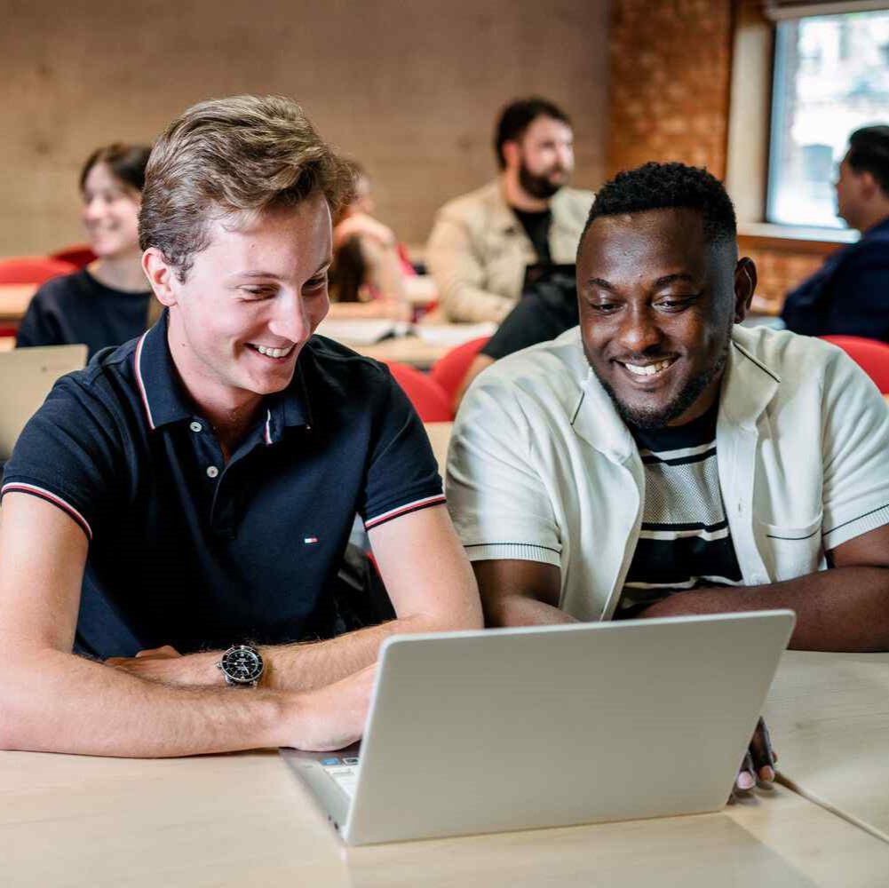 Person on a laptop with mentor.